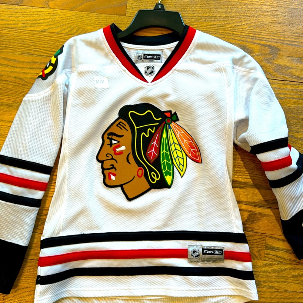 YOUTH MEDIUM BLACKHAWKS JERSEY (GREAT QUALITY) (GOOD AS NEW) REEBOK